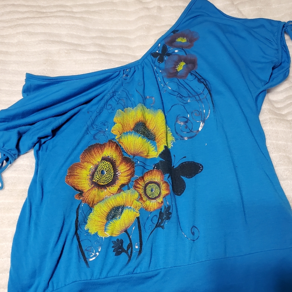 "Cold shoulder" or off shoulder shirt / blouse